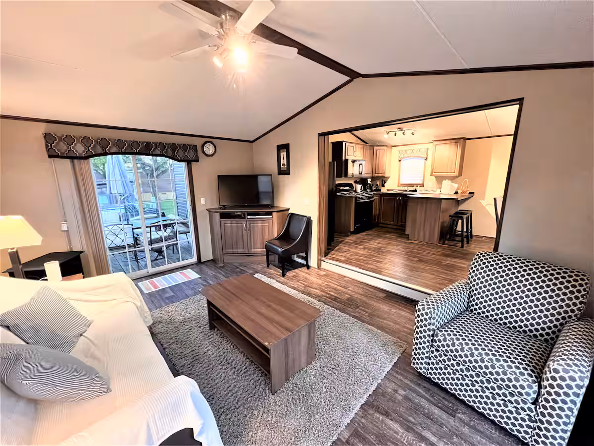 Cottage near wineries with large pool, free linen